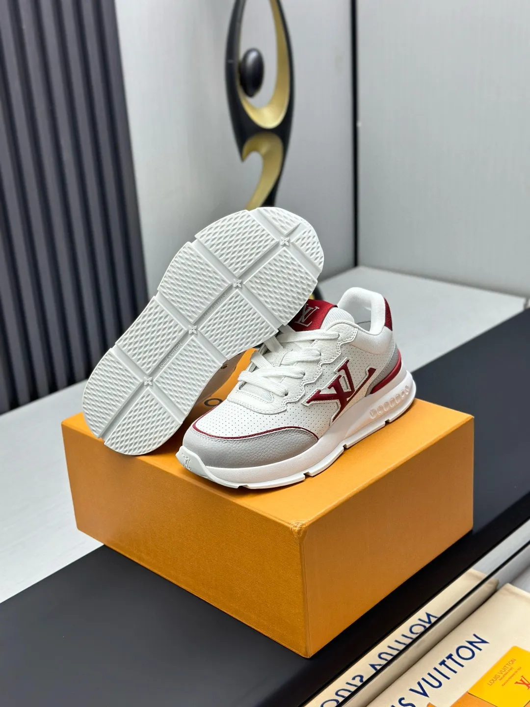 Factory price: 640💰Top version LV-Louis Vuitton-classic catwalk new style original 1:1 developed replica! ! The upper foot is very comfortable. It is made of luxurious materials and fine workmanship. The midsole is printed with English letters "Made in Europe". The upper is made of calfskin imported from Italy. The side is decorated with the brand's LOGO and signature. The latest latex foot pads and mesh lining make the foot feel super comfortable. The original two-color TPU combination outsole is specially provided by the original factory. Bag technology Goodyear stitched edges Fabric: Exclusive custom first-layer cowhide Accessories: Exclusive private model Vuitton logo, lining: Customized silk mesh lining - first-layer silk cowhide lining Outsole: TPU combination outsole wear-resistant, non-slip and anti-yellowing Foot pads: new latex pads-mesh sweat-absorbent Counter technology: fully computerized sewing machine wire drawing Toe box back cover Hot and cold shaping Full set of pull-top last with medium and low logo pattern Counter packaging - Shoelaces, certificates, cards, instructions, certificates, dust bags, the most complete packaging on the Internet, men's size: 38-46 (38/46 customized, non-refundable!)